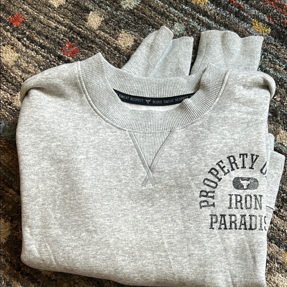 Gray women’s UA Sweatshirt